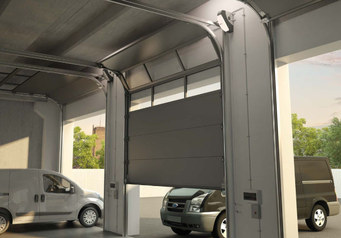 Pohon Nice Soon na průmyslových vratech