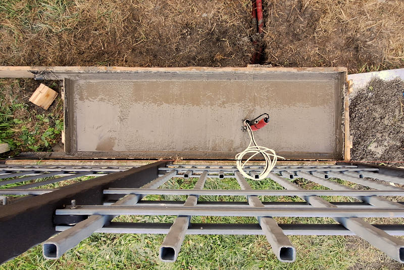 Betonování základu samonosné posuvné brány